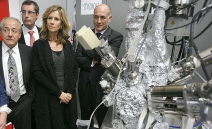 Cristina Garmendia, durante una inauguraci&oacute;n, mientras era ministra de Ciencia e Innovaci&oacute;n, en 2010.