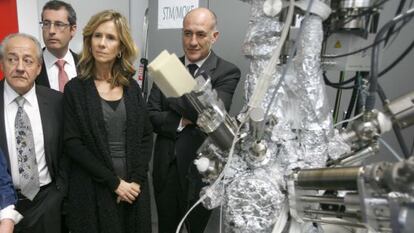 Cristina Garmendia, durante una inauguraci&oacute;n, mientras era ministra de Ciencia e Innovaci&oacute;n, en 2010.