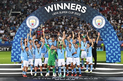 Los jugadores del Manchester City con el trofeo de campeones de la Supercopa de la UEFA tras ganar en la final al Sevilla.