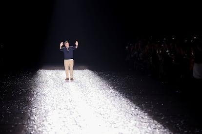 El diseñador Dries Van Noten saluda tras su último desfile, el 22 de junio de 2024 en la semana de la moda masculina de París.