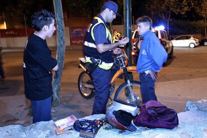 Un agente de la Brigada Centauro, del Cuerpo Nacional de Policía, en un control nocturno en Madrid.