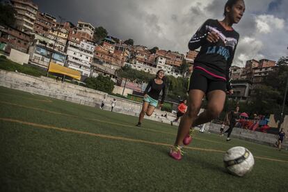 Entrenamiento de una categoría femenina en el campo de Mesuca, Petare. "El proyecto va más allá que el desarrollo futbolístico, brinda una oportunidad a los jóvenes. Utilizamos el deporte como herramienta para salir adelante”, asegura Andrés Parra, uno de los responsables de la Fundación Pasión Petare.