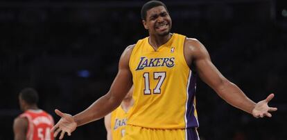Andrew Bynum se lamenta durante el partido