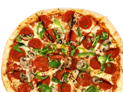 Comer mal la pizza y otras 8 cosas con las que los españoles desatamos la ira de los chefs italianos