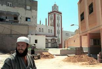 Abdelkrim, en primer término, en el barrio de la Cañada de Hidum de Melilla.