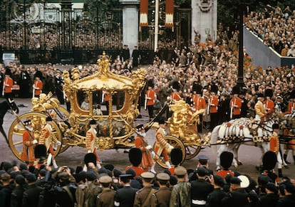 El carruaje de oro real, de cuatro toneladas, fue la pieza central de la coronación. Un carruaje que es un símbolo de la riqueza y gloria pasadas del antiguo imperio británico, y que Isabel II utilizó por última vez el pasado verano durante el Jubileo de Platino.