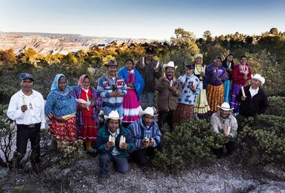 El maíz es vital para la cultura rarámuri, constituye su alimento, cosmovisión, historia y vida. Actualmente muchas comunidades rarámuris se muestran contrarias a la invasión del maíz transgénico que altera sus semillas cuidadas y seleccionadas  durante siglos.