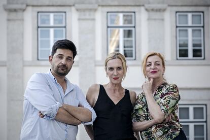 De izquierda a derecha, Tiago Rodrigues, Mathilde Monnier y La Ribot, del espectáculo de danza 'Please, please, please'