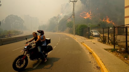 Residentes evacuan Viña del Mar, Chile por los incendios en febrero de 2024
