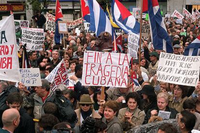 Cientos de personas con banderas cubanas protestan en Madrid, el 28 de abril del año 2003, contra el régimen de Fidel Castro.