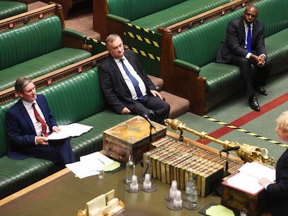 Keir Starmer escucha sentado este miércoles la réplica de Boris Johson en una Cámara de los Comunes casi vacía.