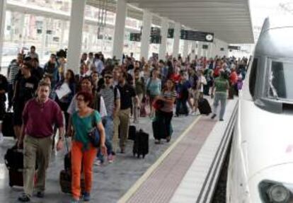 Renfe ofrece este verano 17 millones de plazas, 8,7 millones de ellas en trenes AVE y Larga Distancia, cifra que supone un incremento del 10 % respecto al mismo perodo del a?o anterior. EFE/Archivo