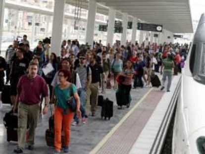 Renfe ofrece este verano 17 millones de plazas, 8,7 millones de ellas en trenes AVE y Larga Distancia, cifra que supone un incremento del 10 % respecto al mismo período del año anterior. EFE/Archivo
