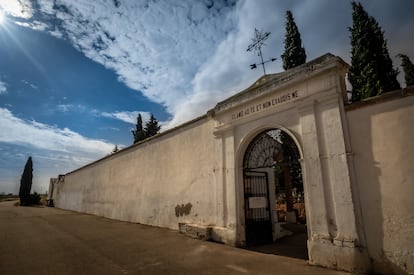Puerta de acceso al cementerio de Belchite, donde se ha hallado la fosa común.