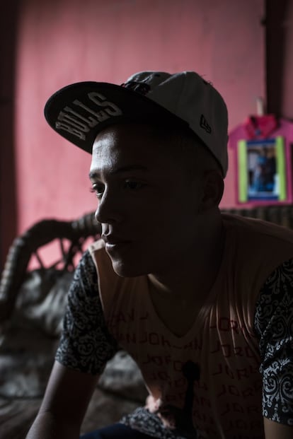 Enrique, de 19 años, posa para una foto en la casa de un amigo en El Progreso (Honduras), el 8 de mayo de 2018. Enrique fue deportado recientemente de México e intentará ir a Estados Unidos de nuevo el próximo otoño, para buscar trabajo. Cree que no hay posibilidades de encontrar un trabajo honesto en El Progreso.