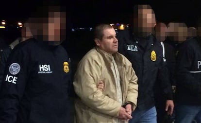 El Chapo durante su extradición a EE UU.