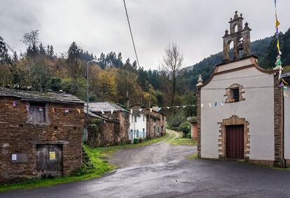 La iglesia de Espasande de Baixo, muy cerca de la casa donde nació la familia de Gerard López y donde él se crio hasta los siete años. Toda la comarca quedó abandonada cuando sus vecinos emprendieron la inmigración a Europa a partir de los años sesenta.