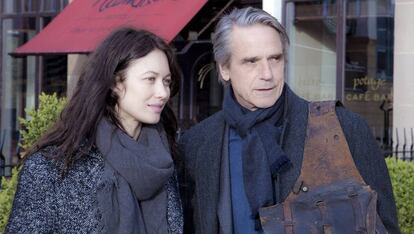 Olga Kurylenko y Jeremy Irons, en 'La correspondencia'.