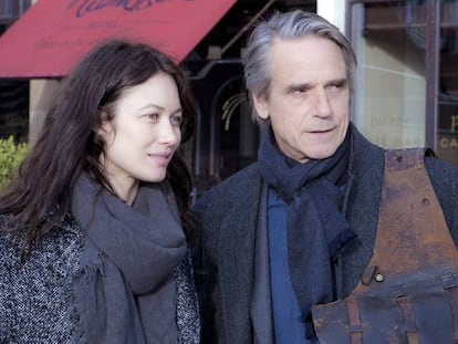 Olga Kurylenko y Jeremy Irons, en &#039;La correspondencia&#039;.