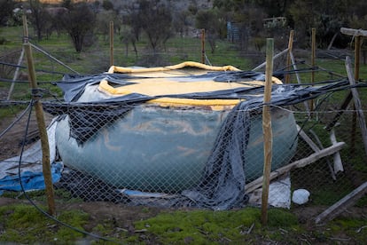 Una piscina para la recolección de agua de lluvia en el terreno de Quiroz.
