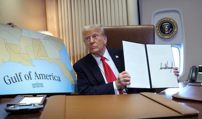 Donald Trump, con una proclamación para renombrar el Golfo de México como Golfo de América, sobrevolando el golfo a bordo del Air Force One el pasado 9 de febrero.