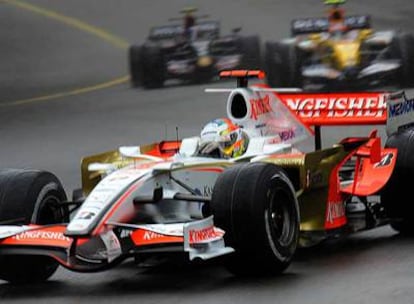 Adrian Sutil conduce su coche, un Force India, por delante del Renault de Nelsinho Piquet y de un Toro Rosso.