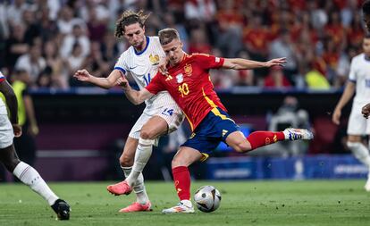 Dani Olmo disputa un balón con Adrien Rabiot durante las semifinales de la Eurocopa.