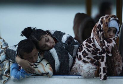 Tres personas que fueron rescatadas del naufragio esperan noticias de sus familiares luego de que una embarcación se hundiera en el embalse Guatapé, Colombia.