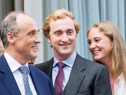 El príncipe belga Joaquín, décimo en la línea de sucesión, entre su padre Lorenzo y su hermana Luisa María, en 2017.
