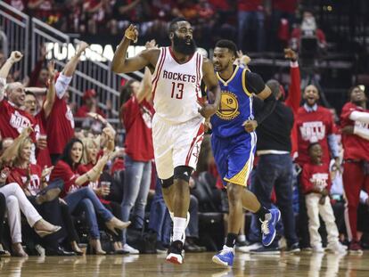 Harden celebra una canasta ante Barbosa.