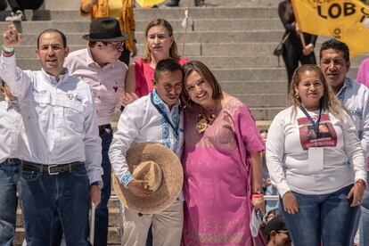 Nicolás Holguín, un representante de los indígenas que luchan por sus tierras, abraza y respalda a la candidata. 