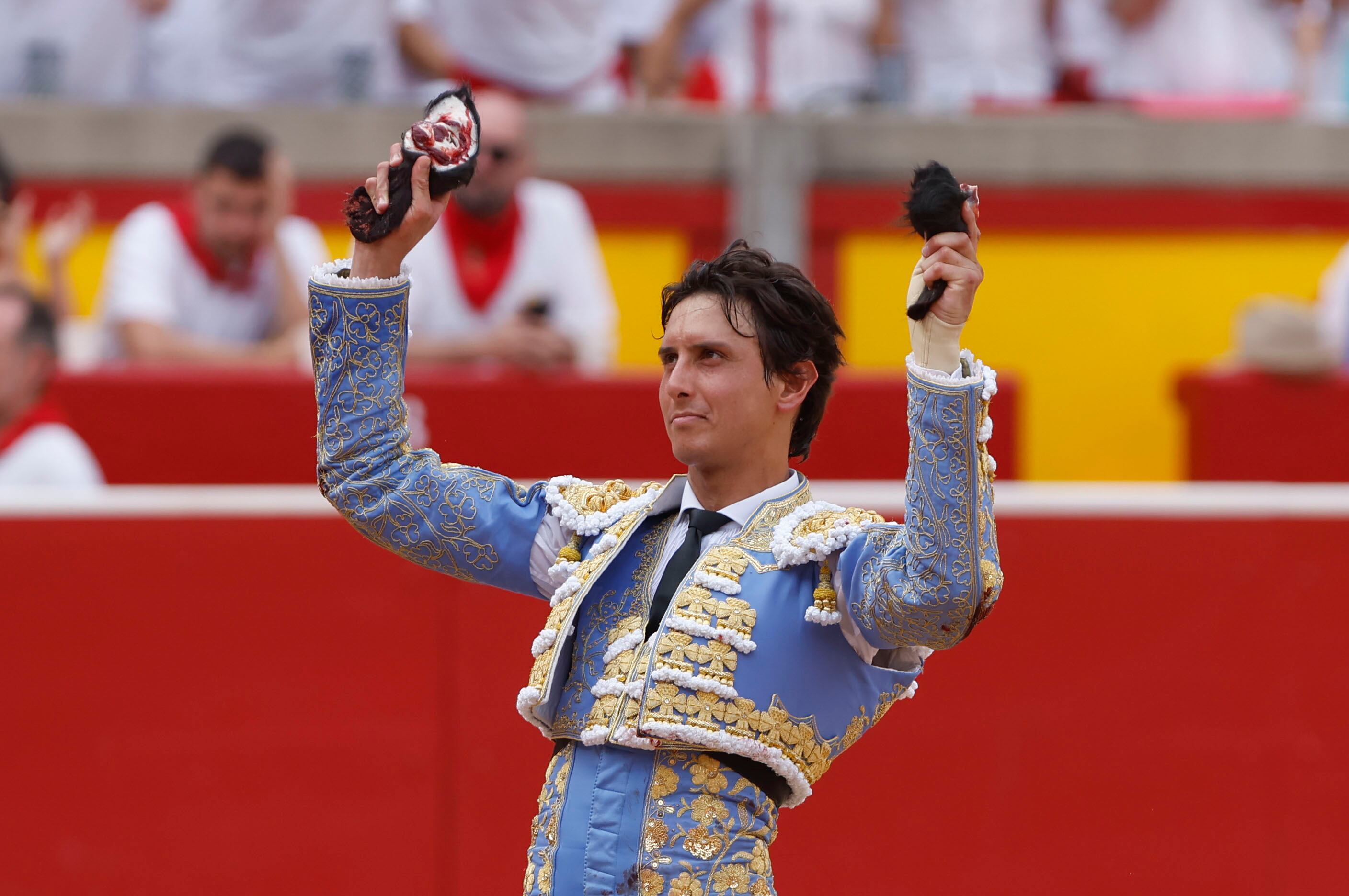 Roca Rey, con las dos orejas que cortó el pasado 9 de julio en la Feria de San Fermín.