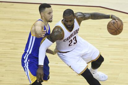 LeBron finta ante la defensa de Curry.