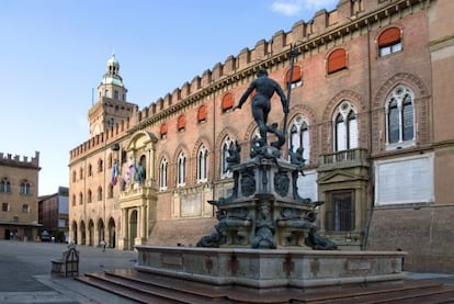 Fuente de Neptuno frente al Palacio D'Accursio, en la plaza mayor de Bolonia.