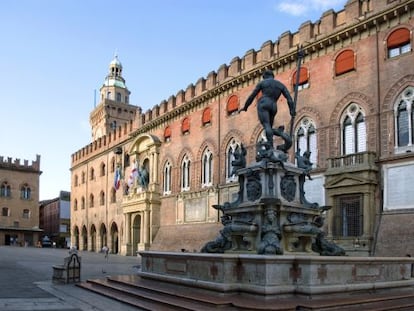 Fuente de Neptuno frente al Palacio D'Accursio, en la plaza mayor de Bolonia.