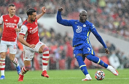 El delantero del Chelsea Romelu Lukaku se prepara para tirar durante el partido contra el Arsenal en la segunda jornada de la Premier League