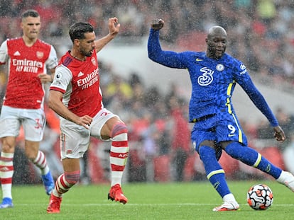 El delantero del Chelsea Romelu Lukaku se prepara para tirar durante el partido contra el Arsenal en la segunda jornada de la Premier League