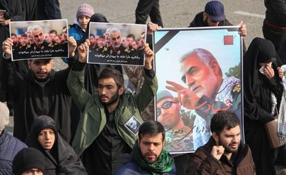La agencia oficial Irna ha informado que manifestaciones similares tenían lugar en otras localidades iraníes, como Arak, Bojnurd, Hamedan, Hormozgan, Sanandaj, Semnan, Chiraz y Yazd. También ha habido protestas en otros países de la región, como las que recoge esta fotografía, celebradas en la capital iraquí, Bagdad.