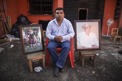 Luis López, hijo del presidente asesinado, posa junto a dos retratos de su padre Domingo López en su vivienda de Yiitic. San Juan Chamula, Chiapas.