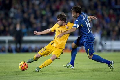 Sergi Roberto y Pedro León, en el partido contra el Getafe.