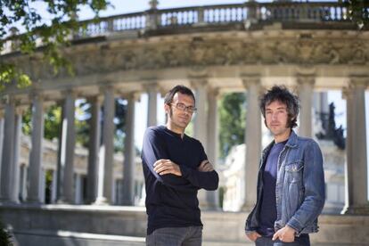 Isaac Rosa y Carlos Pardo, en el parque del Retiro de Madrid.