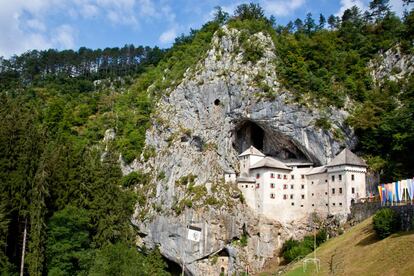 El laberinto subterráneo de las cuevas de Postojna es un paraíso para los amantes de la espeleología y, también, uno de los principales reclamos turísticos de Eslovenia. De hecho, el término karst (sistema de erosión propio de las calizas) procede del Carso, región donde se encuentran. La entrada se encuentra bajo el castillo de Predjama (en la foto).