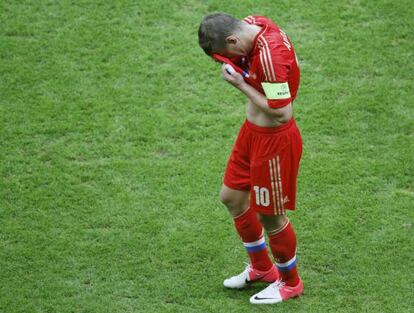 Arshavin, cabizbajo tras la eliminación de Rusia.