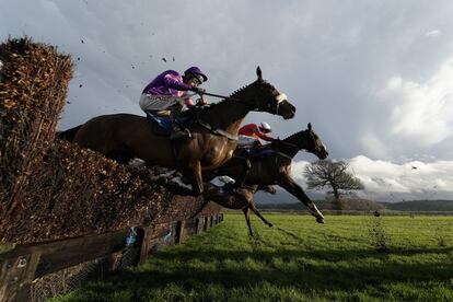 Carrera de caballos celebrada este jueves en el hipódromo de Taunton (Inglaterra).