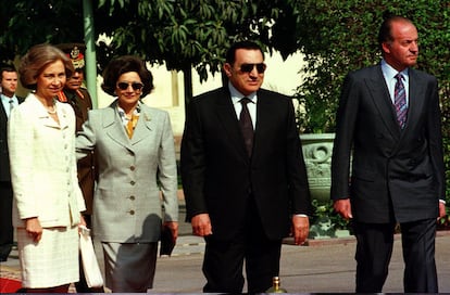 El presidente egipcio, Hosni Mubarak, su mujer Sussan y los reyes Don Juan Carlos y Doña Sofía, durante la visita oficial a Egipto el 18 de febrero de 1997.