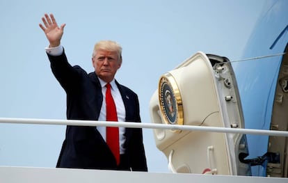 El presidente de los Estados Unidos saluda antes de subir abordo del Air Force One, en Maryland, el 13 de junio.