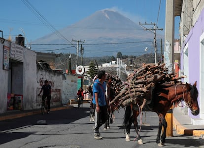 Las autoridades mantienen la alerta amarilla fase dos, que se activó el pasado diciembre. Esta indicación es para informar que hay actividad volcánica, y para pedir a las comunidades cercanas estar alerta. En la imagen, pobladores del municipio de San Nicolás de los Ranchos, durante una exhalación del volcán.