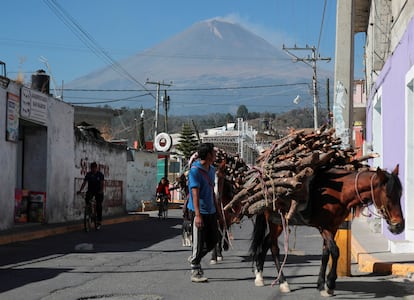 Las autoridades mantienen la alerta amarilla fase dos, que se activó el pasado diciembre. Esta indicación es para informar que hay actividad volcánica, y para pedir a las comunidades cercanas estar alerta. En la imagen, pobladores del municipio de San Nicolás de los Ranchos, durante una exhalación del volcán. 