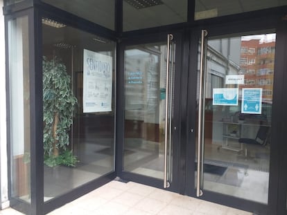 Entrada del colegio de enfermería de Pontevedra, con sede oficial en Vigo.