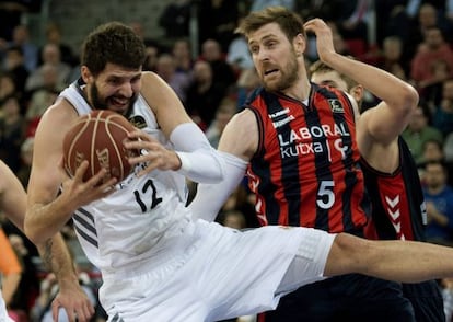 Mirotic y Nocioni pelean por un rebote en un partido de la temporada pasada